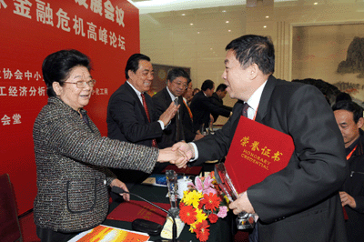 人大常委會(huì)副委員長(zhǎng)，全國(guó)婦聯(lián)主席：顧秀蓮為我司董事長(zhǎng)、總經(jīng)理：黃毅頒獎(jiǎng)